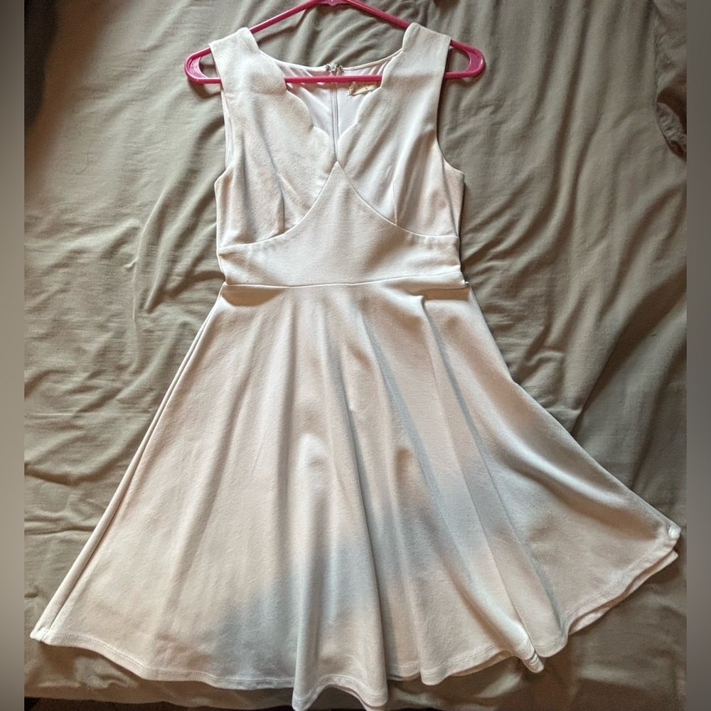 Elegant White Sleeveless Dress